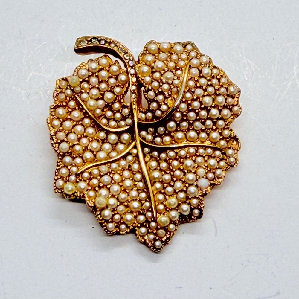 Ciner Gold Tone Pave Faux Pearls & Diamond Rhinestones Maple‎ Leaf Pin Booth Vtg